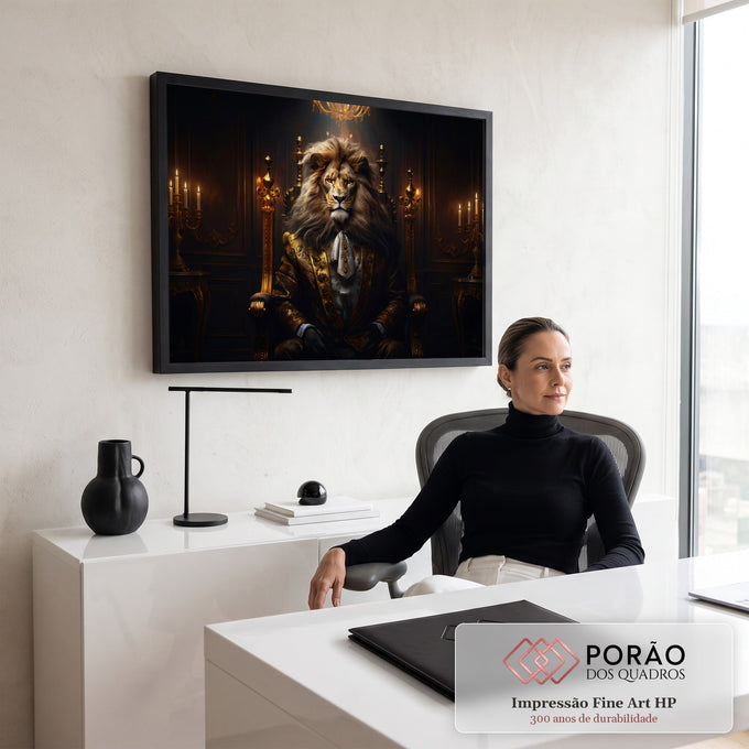Leão vestido de nobre com casaco bordado a ouro sentado em trono entre velas e candelabros, quadro decorativo