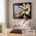 Margarida branca em macro com miolo amarelo e gotas de orvalho sobre fundo escuro, quadro decorativo