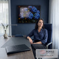 Quadro Decorativo Grande Hortênsias Azuis para Sala Azul | quadros decorativos | hortênsias azuis com gotas de água sobre fundo preto texturizado | em ambiente 2 | Porao dos Quadros