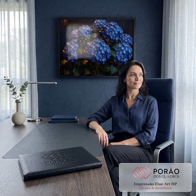 Quadro Decorativo Grande Hortênsias Azuis para Sala Azul | quadros decorativos | hortênsias azuis com gotas de água sobre fundo preto texturizado | em ambiente 2 | Porao dos Quadros
