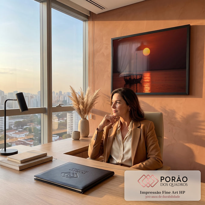 Veleiro árabe em silhueta sob sol laranja no mar calmo com reflexo dourado, quadro decorativo