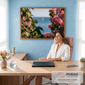 Quadro Decorativo Grande Veleiro no Mar Azul para Sala | quadros decorativos | veleiro branco no mar azul visto através de flores rosa desfocadas em primeiro plano | em ambiente 2 | Porao dos Quadros