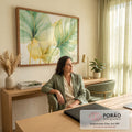 Quadro Decorativo Grande Folhas Tropicais Douradas para Sala | quadros decorativos | folhas tropicais em aquarela verde e dourada com nervuras finas sobre fundo claro | em ambiente 2 | Porao dos Quadros