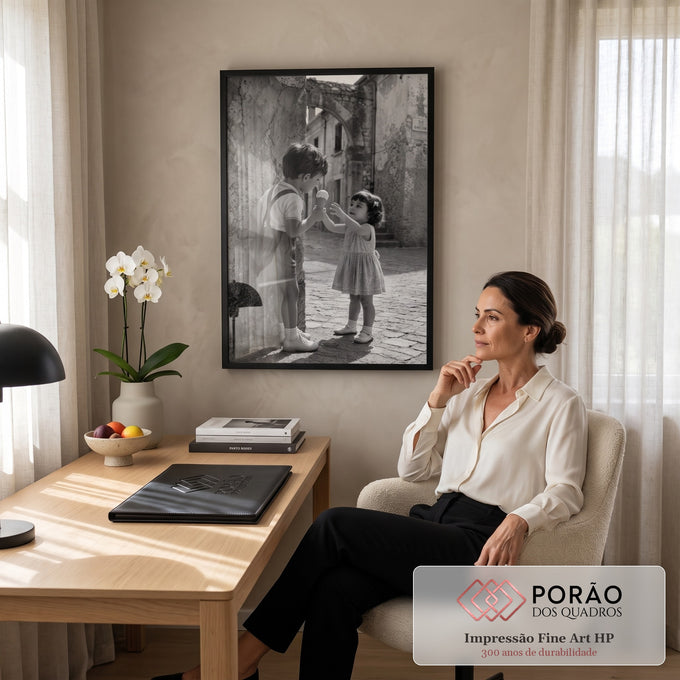 Menino oferece sorvete a menina em ruela de pedra com arco antigo, foto preto e branco, quadro decorativo