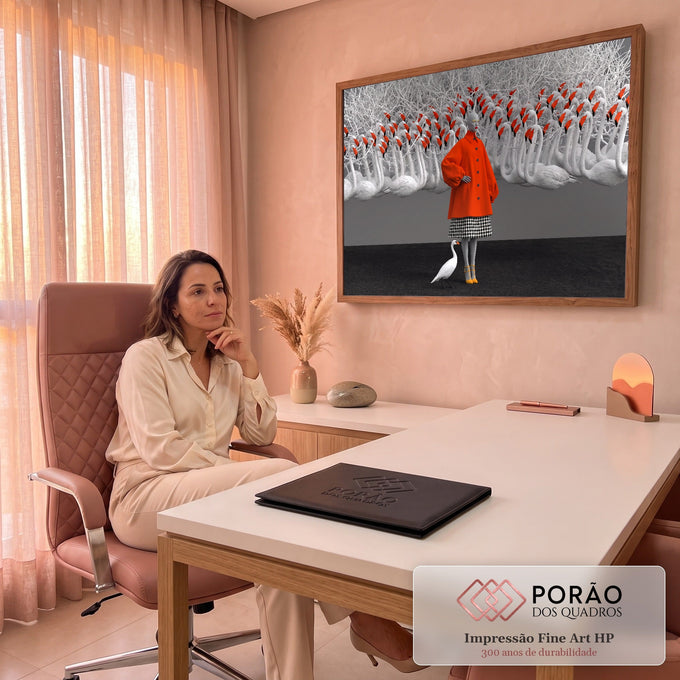 Mulher de casaco laranja e saia pied de poule entre cisnes brancos e galhos secos, quadro decorativo