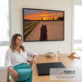 Quadro Decorativo Grande Cavalo Observando para Sala Laranja | quadros decorativos | cavalo visto de costas observando pôr do sol laranja intenso em picadeiro | em ambiente 2 | Porao dos Quadros