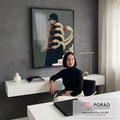Mulher de chapéu e casaco preto entre cegonhas brancas de bico vermelho e escada branca, quadro decorativo