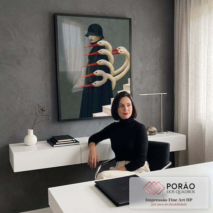 Mulher de chapéu e casaco preto entre cegonhas brancas de bico vermelho e escada branca, quadro decorativo