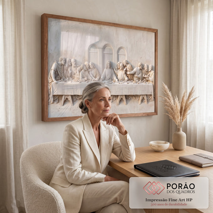 Quadro Decorativo Grande Santa Ceia para Sala Bege | quadros decorativos | relevo esculpido da Última Ceia em tons bege e branco com janelas em arco ao fundo | em ambiente 2 | Porao dos Quadros