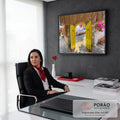 Porta amarela em arco de pedra aberta para pátio com buganvílias rosa e telhado de palha, quadro decorativo