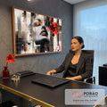 Rosto de mulher de olhos fechados com lábios dourados, lírio vermelho e colagem geométrica, quadro decorativo