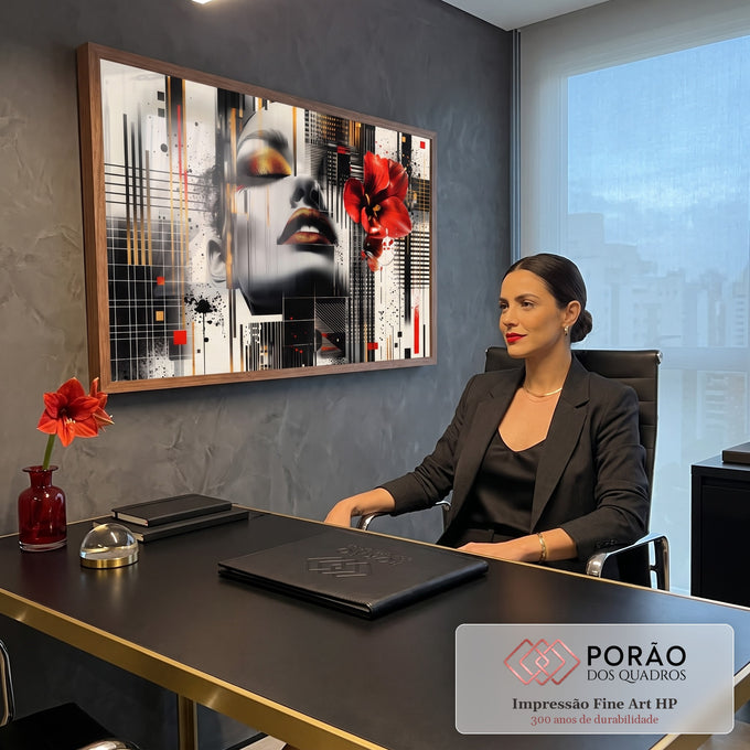 Rosto de mulher de olhos fechados com lábios dourados, lírio vermelho e colagem geométrica, quadro decorativo
