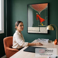 Mulher de vestido laranja e botas amarelas em balanço sob balão de rede, fundo verde, quadro decorativo