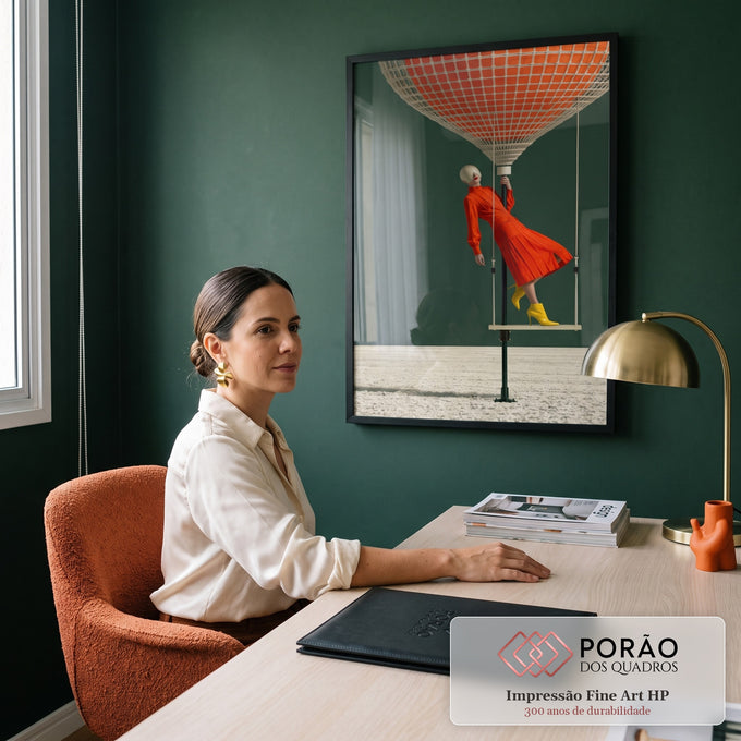 Mulher de vestido laranja e botas amarelas em balanço sob balão de rede, fundo verde, quadro decorativo