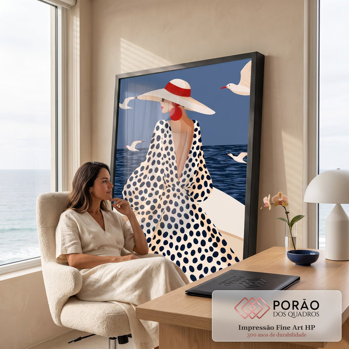 Quadro Decorativo Grande Mulher de Chapéu Bege para Sala | quadros decorativos | mulher de costas com chapéu vermelho e vestido de poá diante do mar com gaivotas | em ambiente 2 | Porao dos Quadros