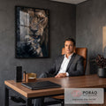 Quadro Decorativo Grande Leão com Olhar para Sala Marrom | quadros decorativos | close de leão com olhos âmbar e pata com garras sobre rocha escura | em ambiente 2 | Porao dos Quadros