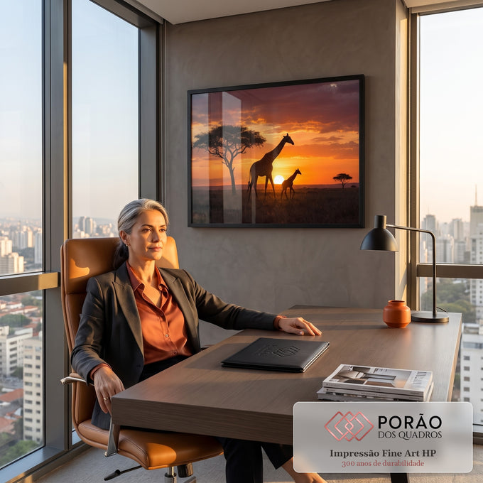 Girafa e filhote em silhueta na savana africana com acácia e sol se pondo em céu laranja, quadro decorativo
