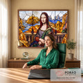 Mona Lisa em vitral colorido com montanhas douradas, rio azul e varanda de pedra ao fundo, quadro decorativo