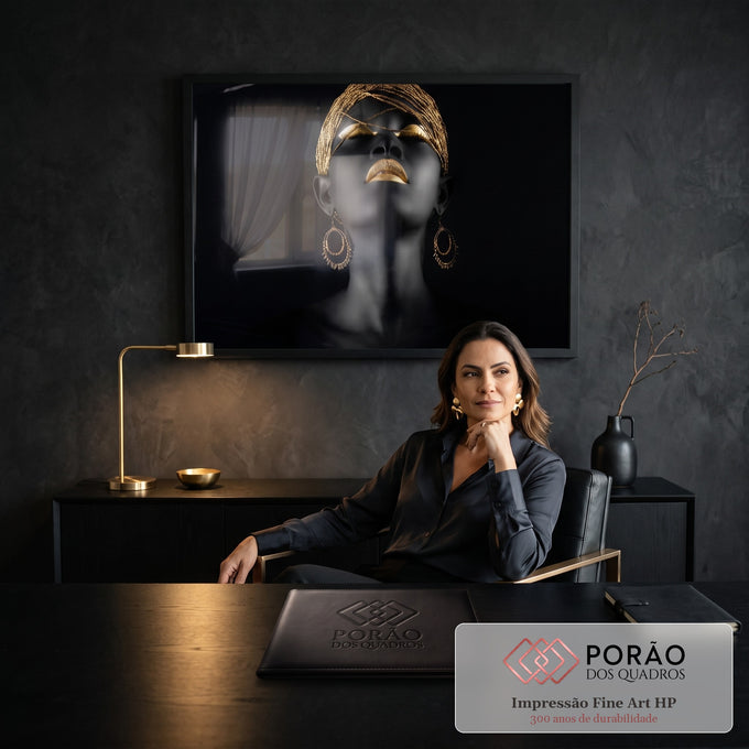 Mulher negra de rosto erguido com batom, cílios, brincos e touca de miçangas dourados, quadro decorativo