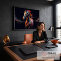 Quadro Decorativo Grande Cavalo com Crina para Sala Preto | quadros decorativos | cavalo em fundo preto com crina em mechas coloridas de vermelho, azul e laranja | em ambiente 2 | Porao dos Quadros