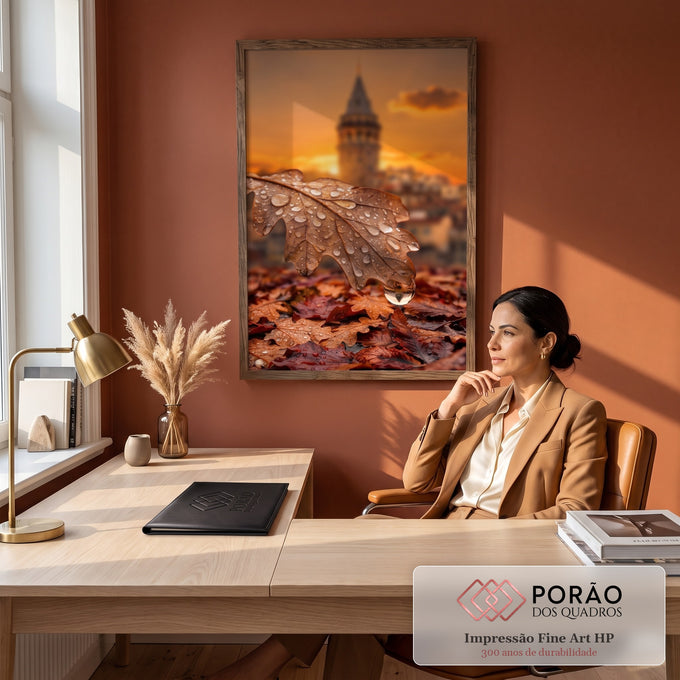 Folha de outono com gotas de chuva, gota refletindo torre ao pôr do sol laranja, quadro decorativo