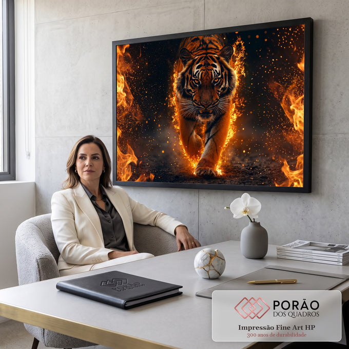 Tigre caminhando de frente entre chamas, brasas e faíscas laranja sobre fundo escuro, quadro decorativo