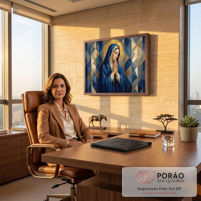 Nossa Senhora em prece com manto azul e auréola dourada sobre fundo geométrico, quadro decorativo