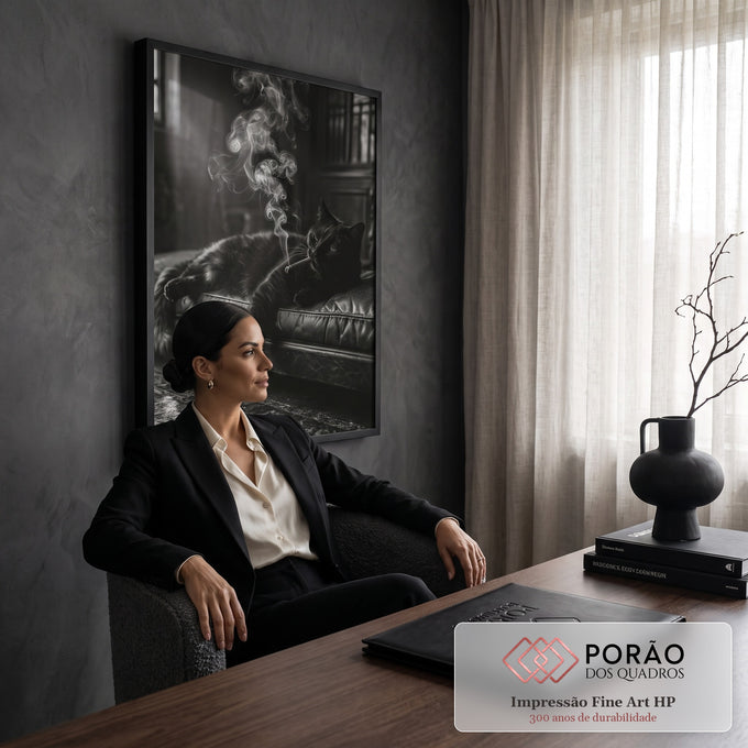 Gato preto deitado em sofá de couro fumando charuto, fotografia preto e branco, quadro decorativo