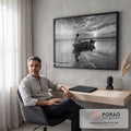 Quadro Decorativo Grande Pescador em Barco para Sala Preto | quadros decorativos | pescador sentado em barco de madeira ao pôr do sol, preto e branco com reflexo na água | em ambiente 2 | Porao dos Quadros