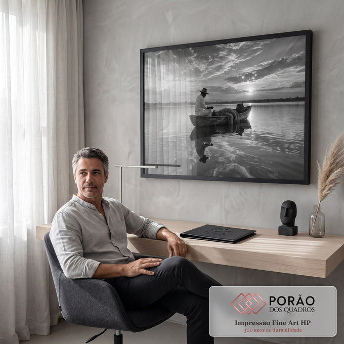 Quadro Decorativo Grande Pescador em Barco para Sala Preto | quadros decorativos | pescador sentado em barco de madeira ao pôr do sol, preto e branco com reflexo na água | em ambiente 2 | Porao dos Quadros