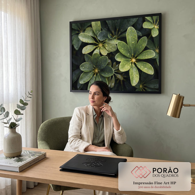 Quadro Decorativo Grande Folhas Verdes Verde para Sala | quadros decorativos | folhas verdes dispostas em leque cobertas de gotas de orvalho em close-up | em ambiente 2 | Porao dos Quadros