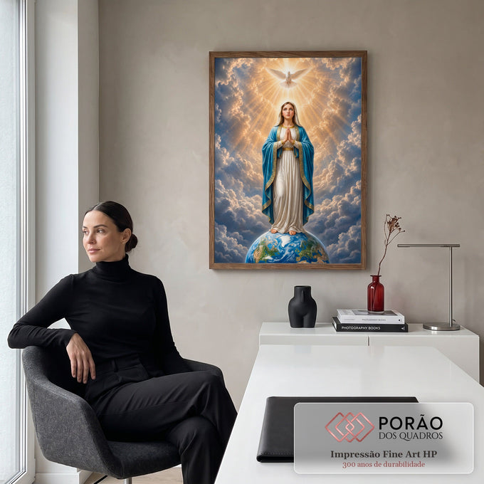 Quadro Decorativo Grande Nossa Senhora Nuvens para Sala | quadros decorativos | Nossa Senhora de manto azul orando sobre o globo terrestre com pomba de luz acima | em ambiente 2 | Porao dos Quadros