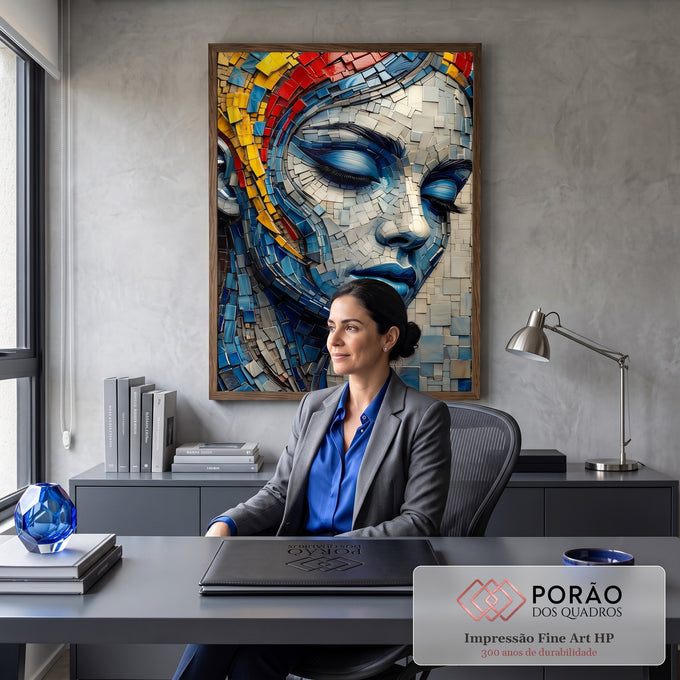 Rosto feminino de olhos fechados em mosaico azul e cinza, cabelo vermelho e amarelo, quadro decorativo