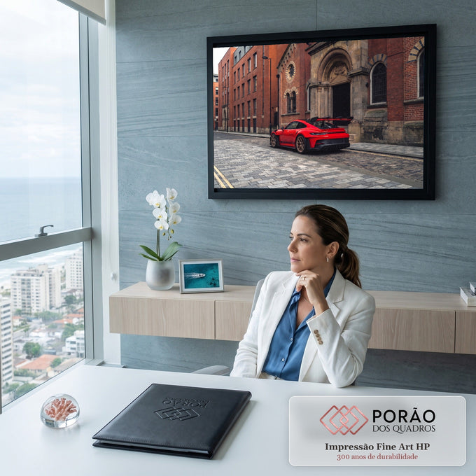 Quadro Decorativo Grande GT3 RS Vermelha para Sala Vermelho | quadros decorativos | carro esportivo vermelho com aerofólio preto estacionado em rua de tijolos | em ambiente 2 | Porao dos Quadros