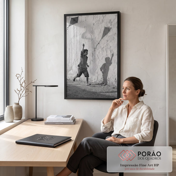Menino descalço correndo com pipa e sombra projetada em parede rachada, preto e branco, quadro decorativo