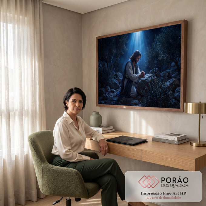 Jesus ajoelhado orando sobre a rocha entre oliveiras sob luz azul celestial, quadro decorativo