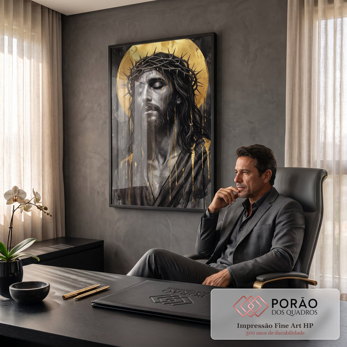 Quadro Decorativo Grande Jesus Dourado para Sala Preto | quadros decorativos | retrato de Jesus Cristo em preto e branco com coroa de espinhos e lágrimas douradas | em ambiente 2 | Porao dos Quadros