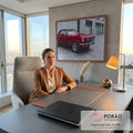 Ford Mustang 1965 vermelho clássico estacionado em rua de pedra diante de prédio moderno, quadro decorativo