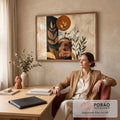 Ilustração boho de folhagens verdes e terracota com sol sobre fundo marmorizado bege, quadro decorativo