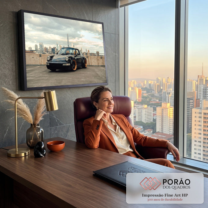 Porsche 911 Targa preto com rodas bronze em terraço urbano e skyline sob céu nublado, quadro decorativo