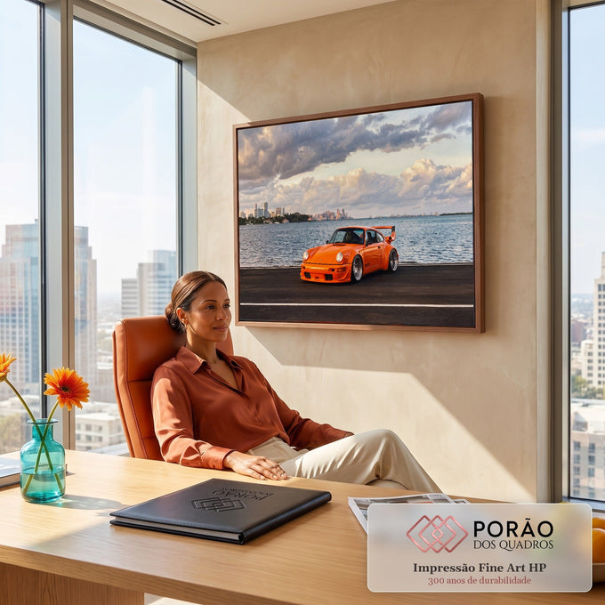 Porsche 911 laranja com aerofólio na orla, mar e skyline sob nuvens ao entardecer, quadro decorativo
