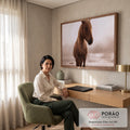 Cavalo castanho de crina loira longa em praia com névoa bege ao amanhecer, quadro decorativo