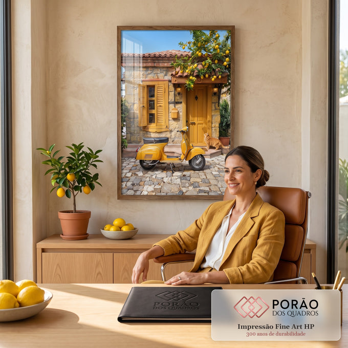 Casa de pedra com porta amarela, Vespa vintage, gato ruivo e limoeiro em vila mediterrânea, quadro decorativo