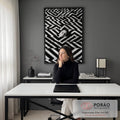 Rosto de olhos fechados surgindo entre degraus com padrão zigue-zague preto e branco, quadro decorativo