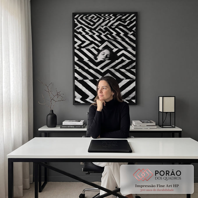 Rosto de olhos fechados surgindo entre degraus com padrão zigue-zague preto e branco, quadro decorativo