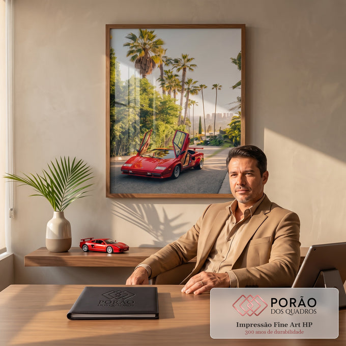Carro esportivo vermelho anos 80 com portas abertas entre palmeiras e cidade ao fundo, quadro decorativo