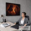 Jesus com coroa de espinhos face a face com leão de juba dourada em fundo de fogo, quadro decorativo