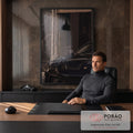 Filhote de pantera negra sobre capô de Porsche preto diante de parede de mármore escuro, quadro decorativo