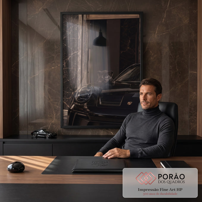 Filhote de pantera negra sobre capô de Porsche preto diante de parede de mármore escuro, quadro decorativo