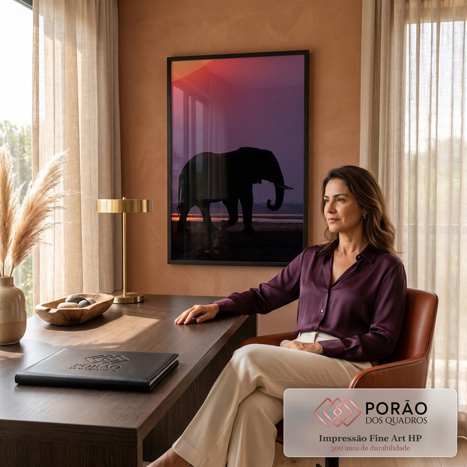 Elefante africano em silhueta contra céu roxo e laranja do pôr do sol à beira do rio, quadro decorativo